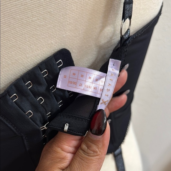 Savage X Fenty Black Lace Bra with Intricate Floral Patterns - Picture 6 of 8